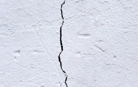 Fissures importantes sur un mur extérieur